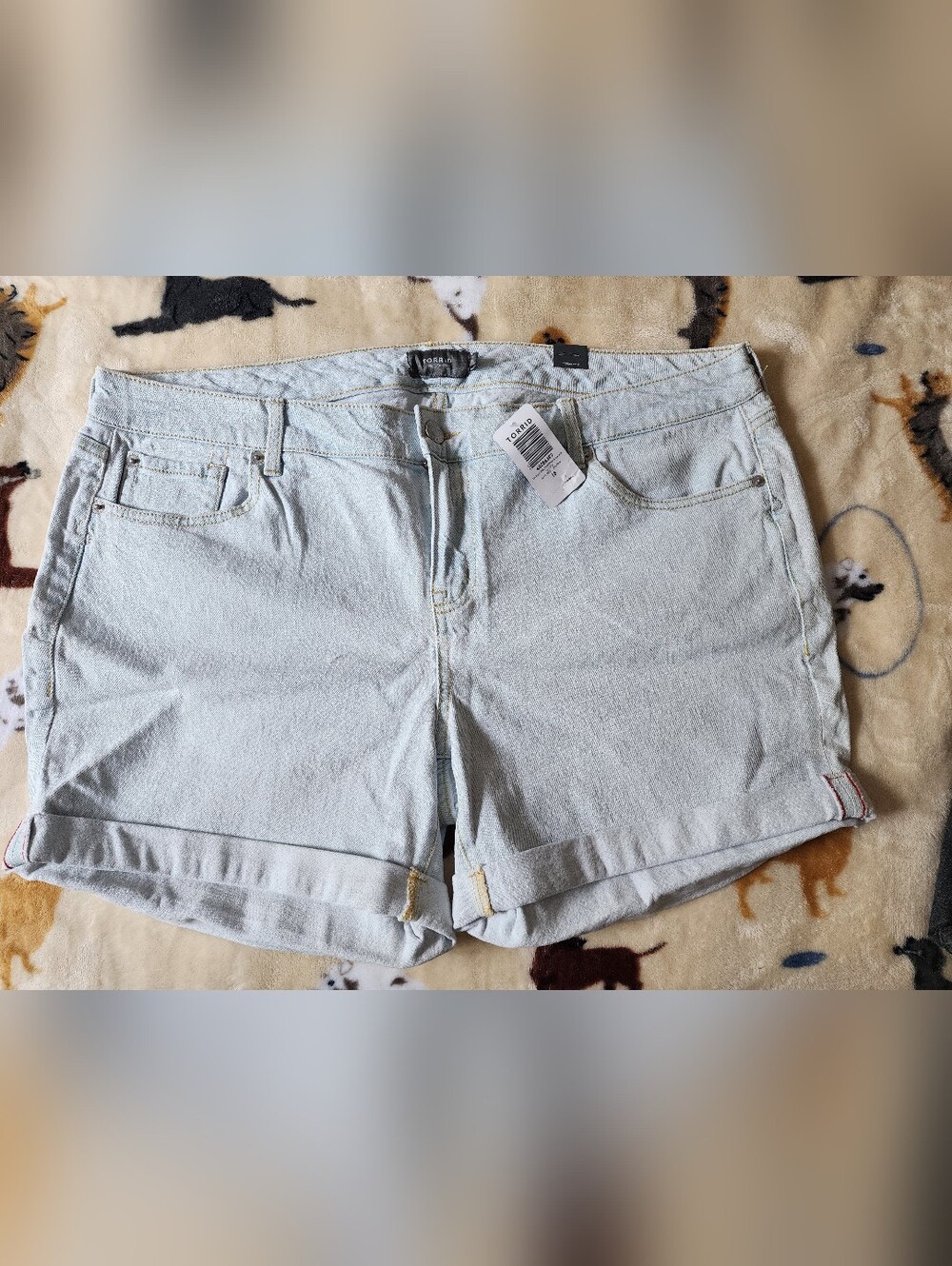 New With Tags! Torrid Light Blue Denim Cuffed Jean Shorts Size 18.